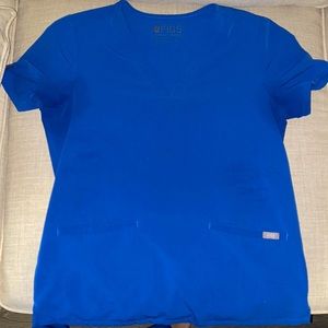 Figs 3-pocket scrub top